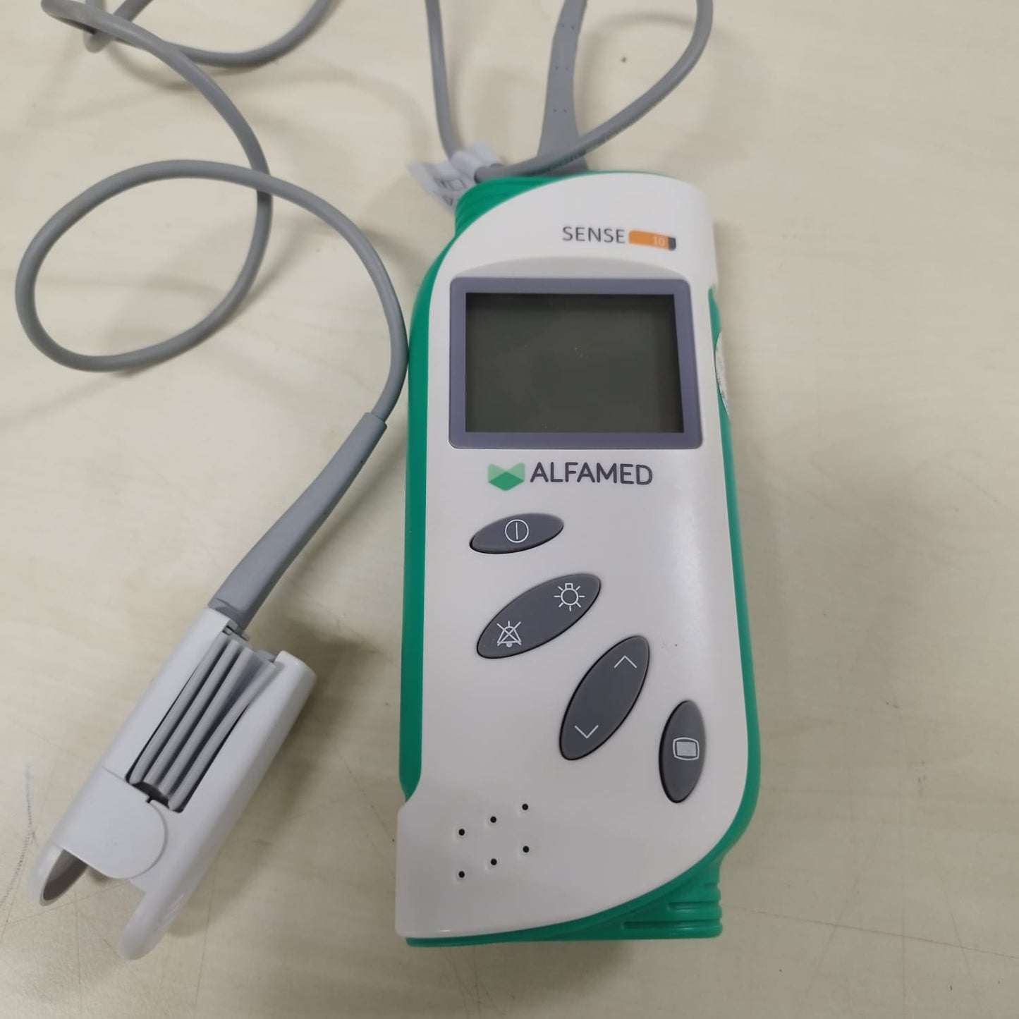 Oxímetro Alfamed SENSE 10, com Sensor Boca de Jacaré e Estojo - Usado